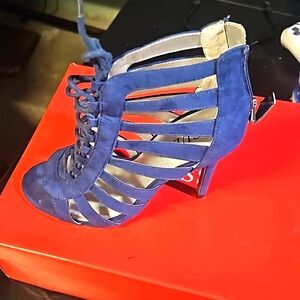 Is a beautiful shoes but I'm not using more.